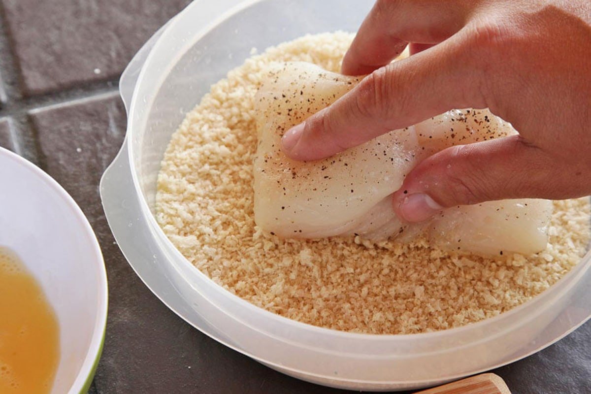 Kruid de vis lichtjes met zout en peper.