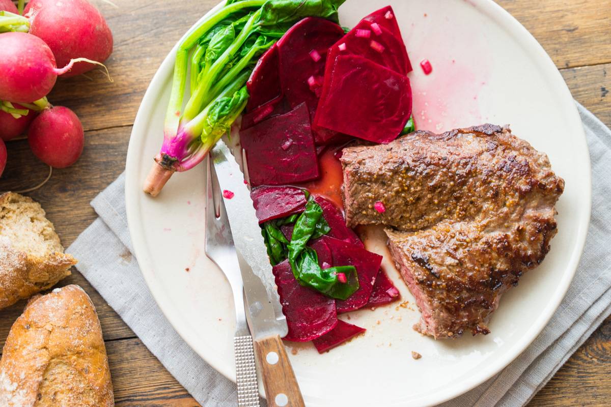 Bieten met vlees op een bord.