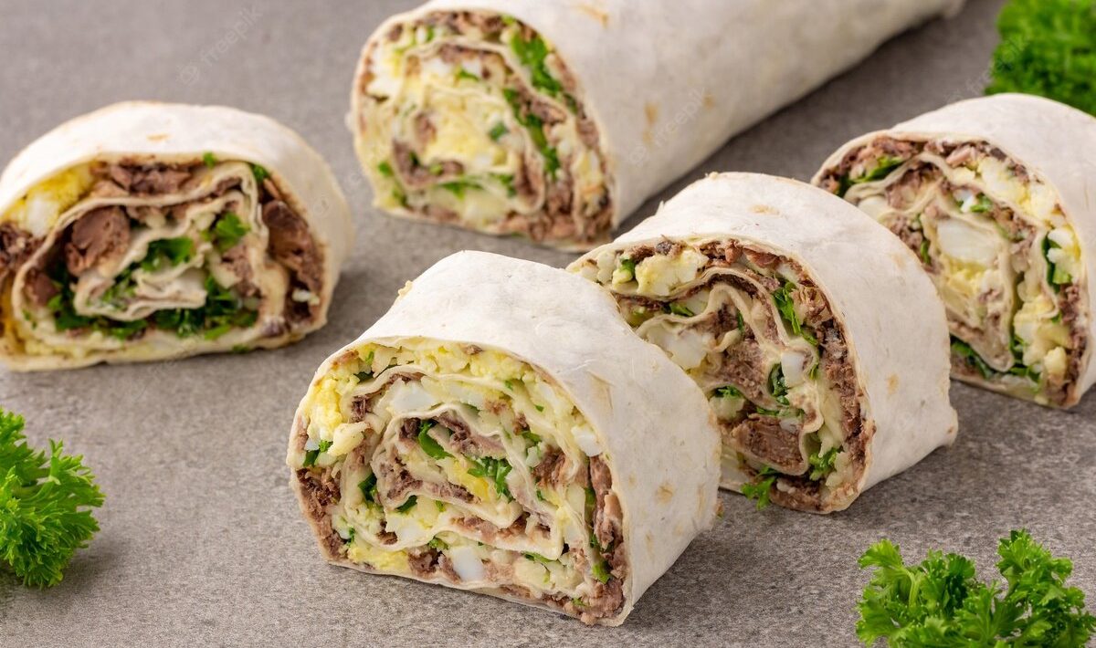 pionono met tonijn, room en ei.