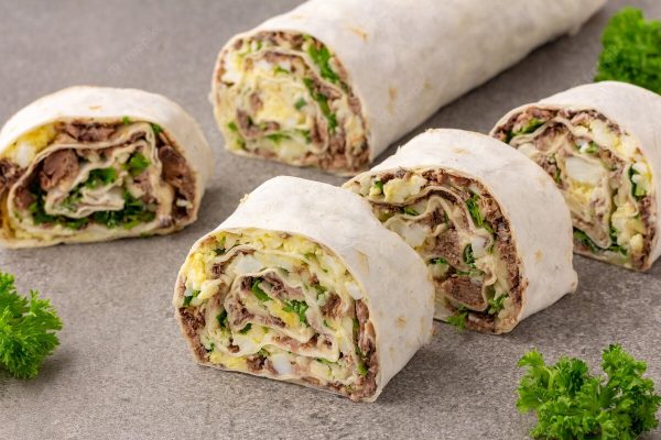 pionono met tonijn, room en ei.