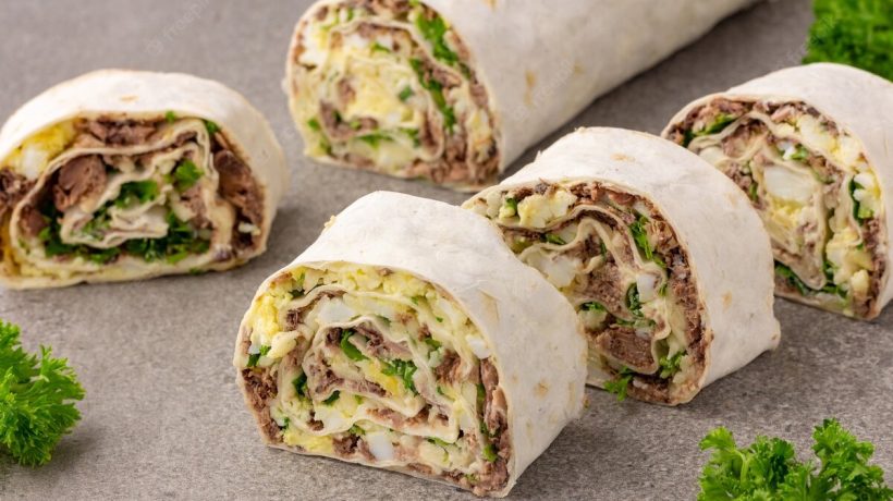 pionono met tonijn, room en ei.