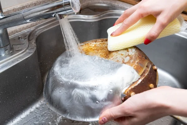 Een pan schoonmaken van aangebrand voedsel.