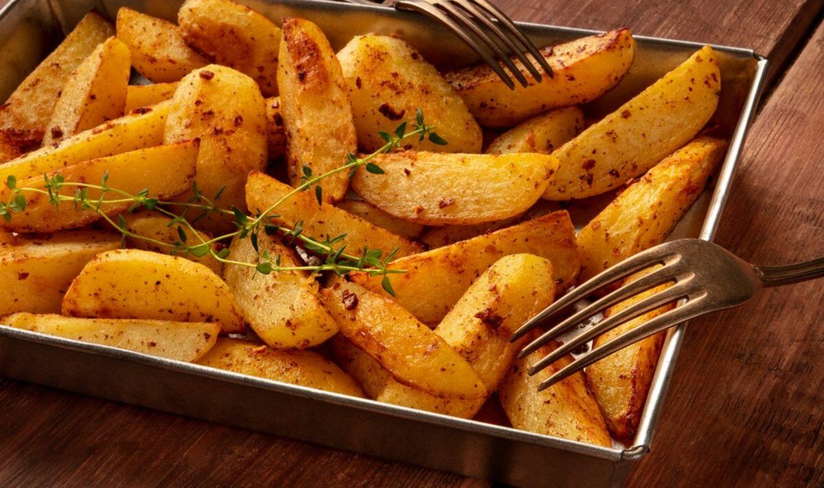 Gebakken aardappelen in de oven.