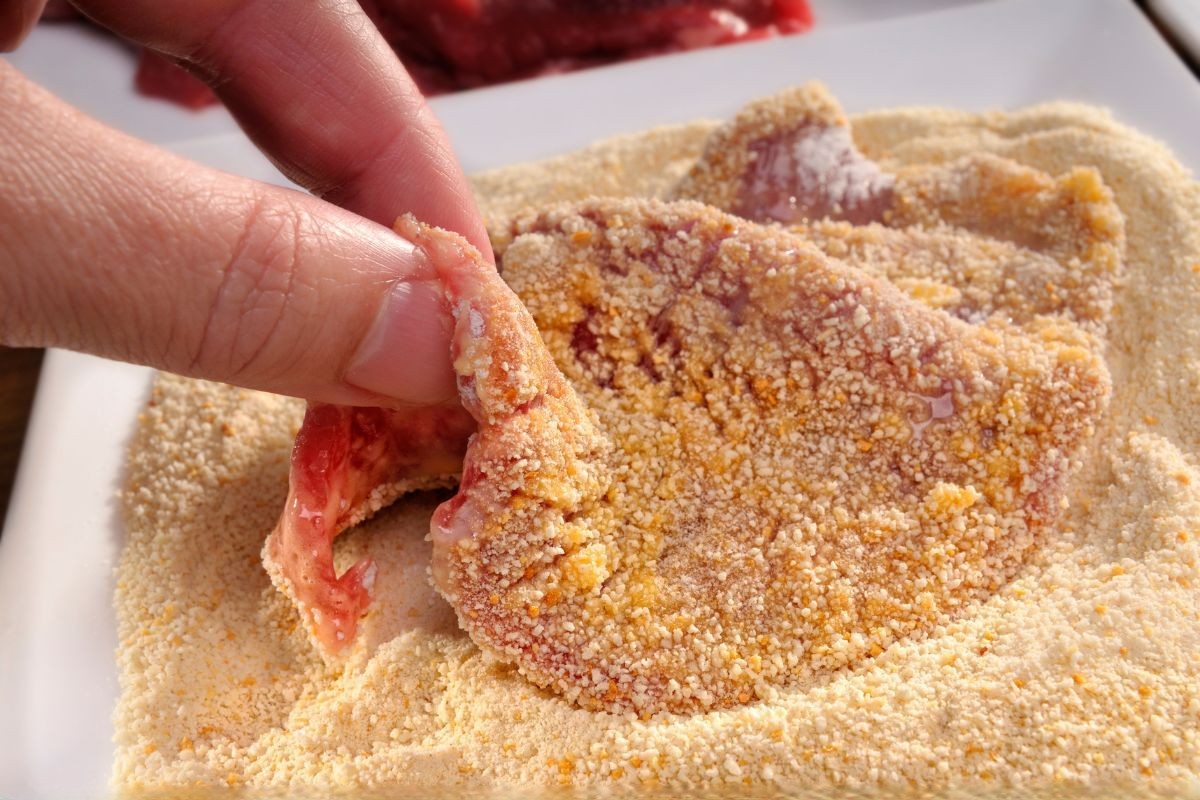 Schnitzel paneren.