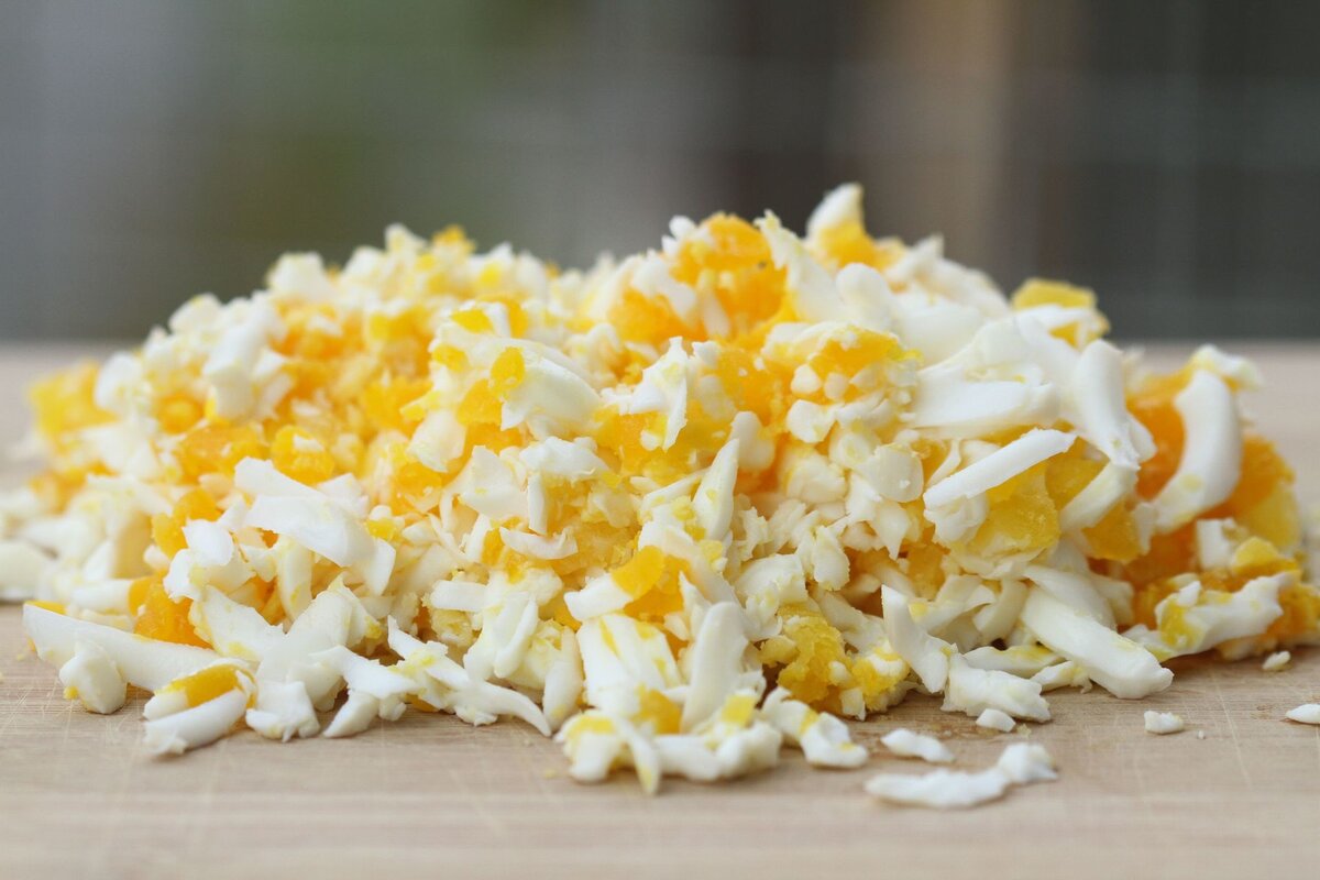 Snijd de gekookte eieren fijn.