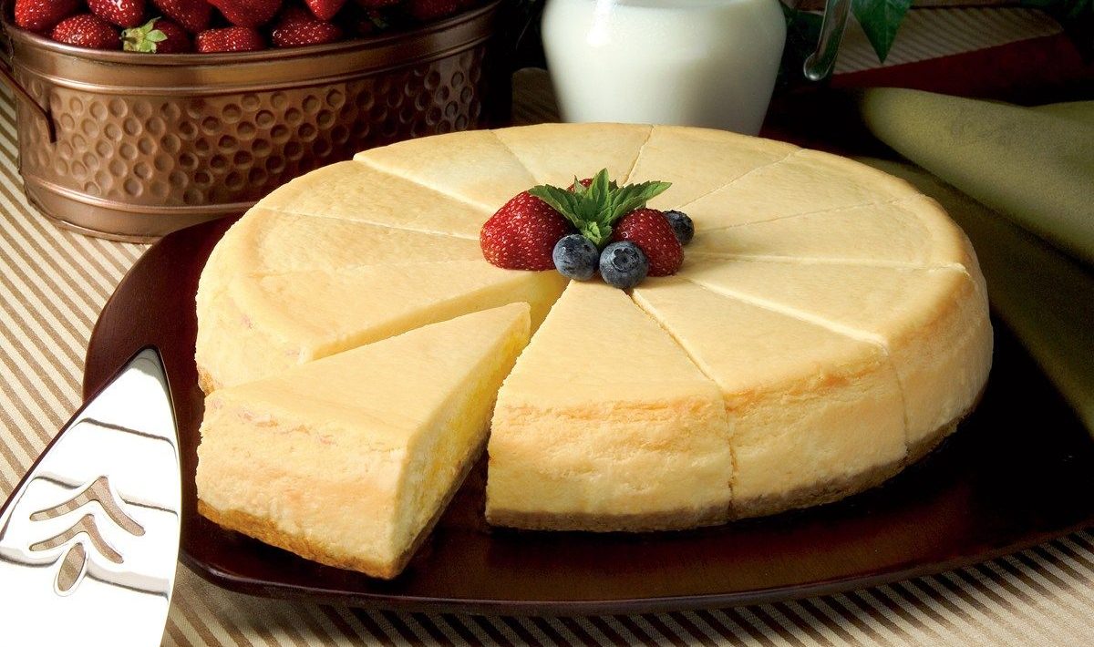 Een kant-en-klare, mooie cheesecake op tafel.